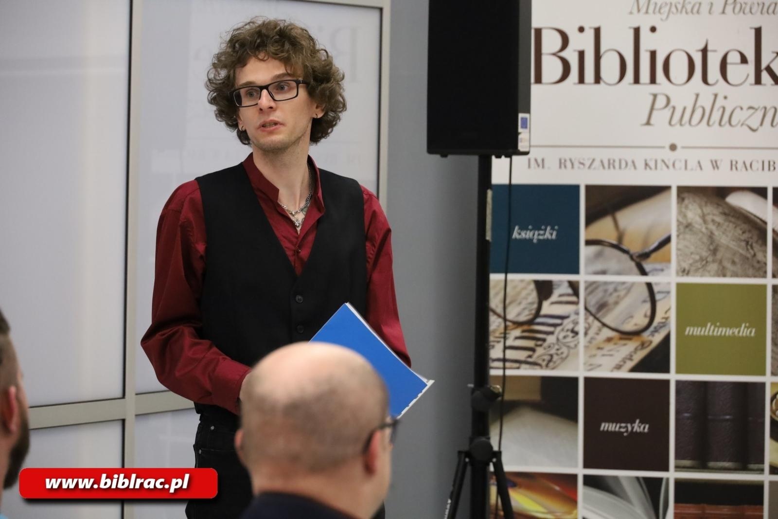 Zdjęcie w galerii na portalu naszraciborz.pl: ULOTNE PIĘKNO. Wernisaż wystawy w raciborskiej bibliotece wiadomości z regionu