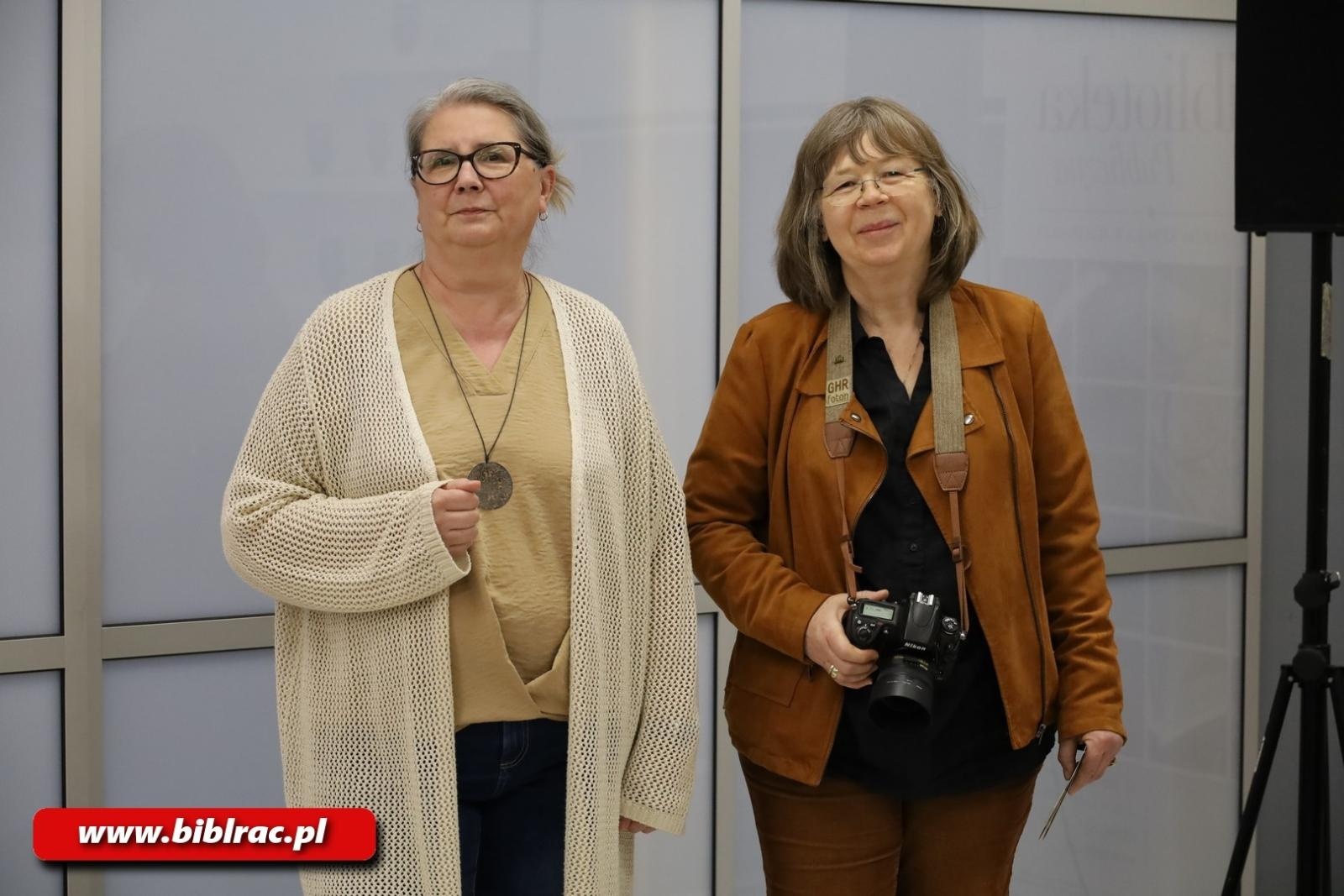 Zdjęcie w galerii na portalu naszraciborz.pl: ULOTNE PIĘKNO. Wernisaż wystawy w raciborskiej bibliotece wiadomości z regionu