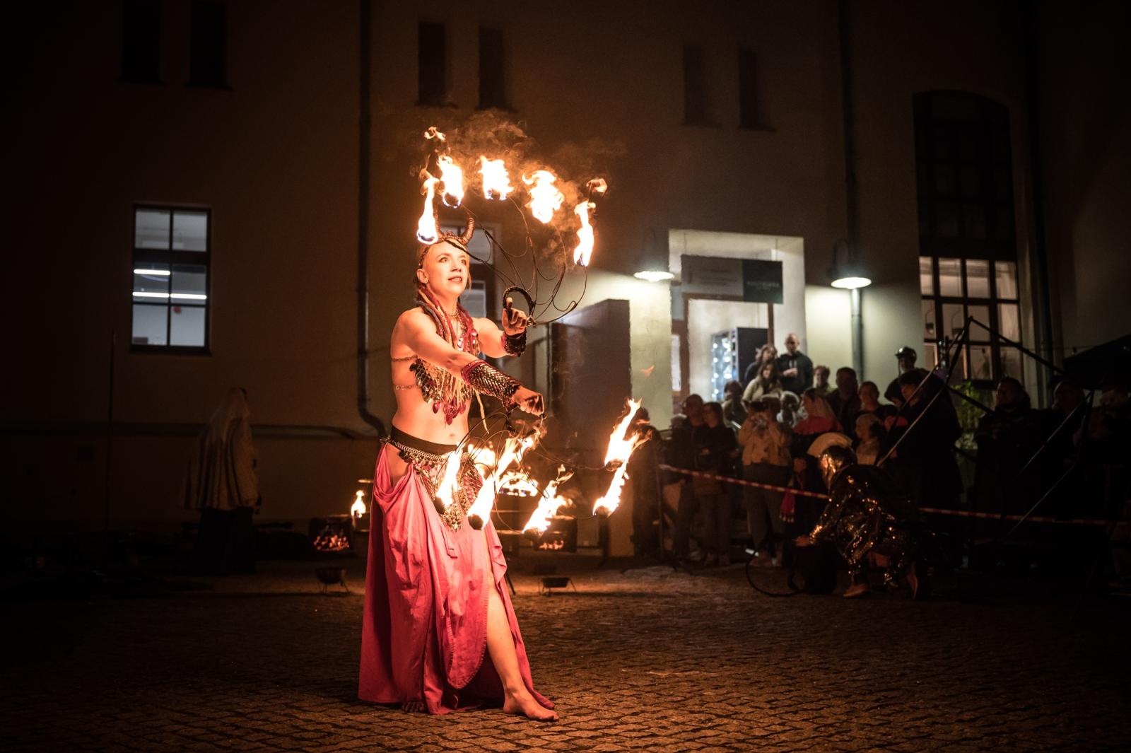 Zdjęcie w galerii na portalu naszraciborz.pl: Smok, ogień i magia na raciborskim zamku. Widowiskowe pokazy podczas festiwalu historycznego [FOTO i WIDEO] wiadomości z regionu