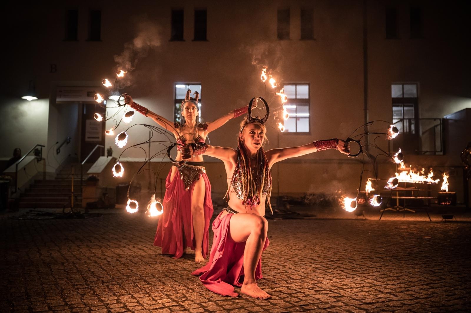 Zdjęcie w galerii na portalu naszraciborz.pl: Smok, ogień i magia na raciborskim zamku. Widowiskowe pokazy podczas festiwalu historycznego [FOTO i WIDEO] wiadomości z regionu