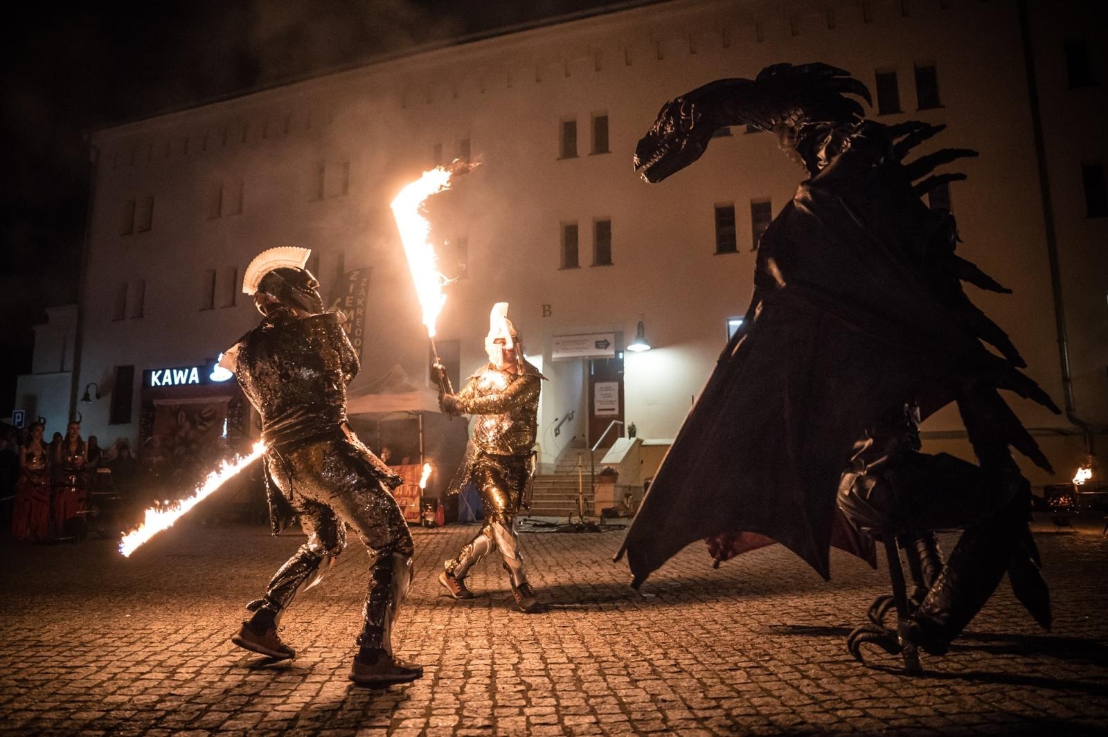 Zdjęcie w galerii na portalu naszraciborz.pl: Smok, ogień i magia na raciborskim zamku. Widowiskowe pokazy podczas festiwalu historycznego [FOTO i WIDEO] wiadomości z regionu