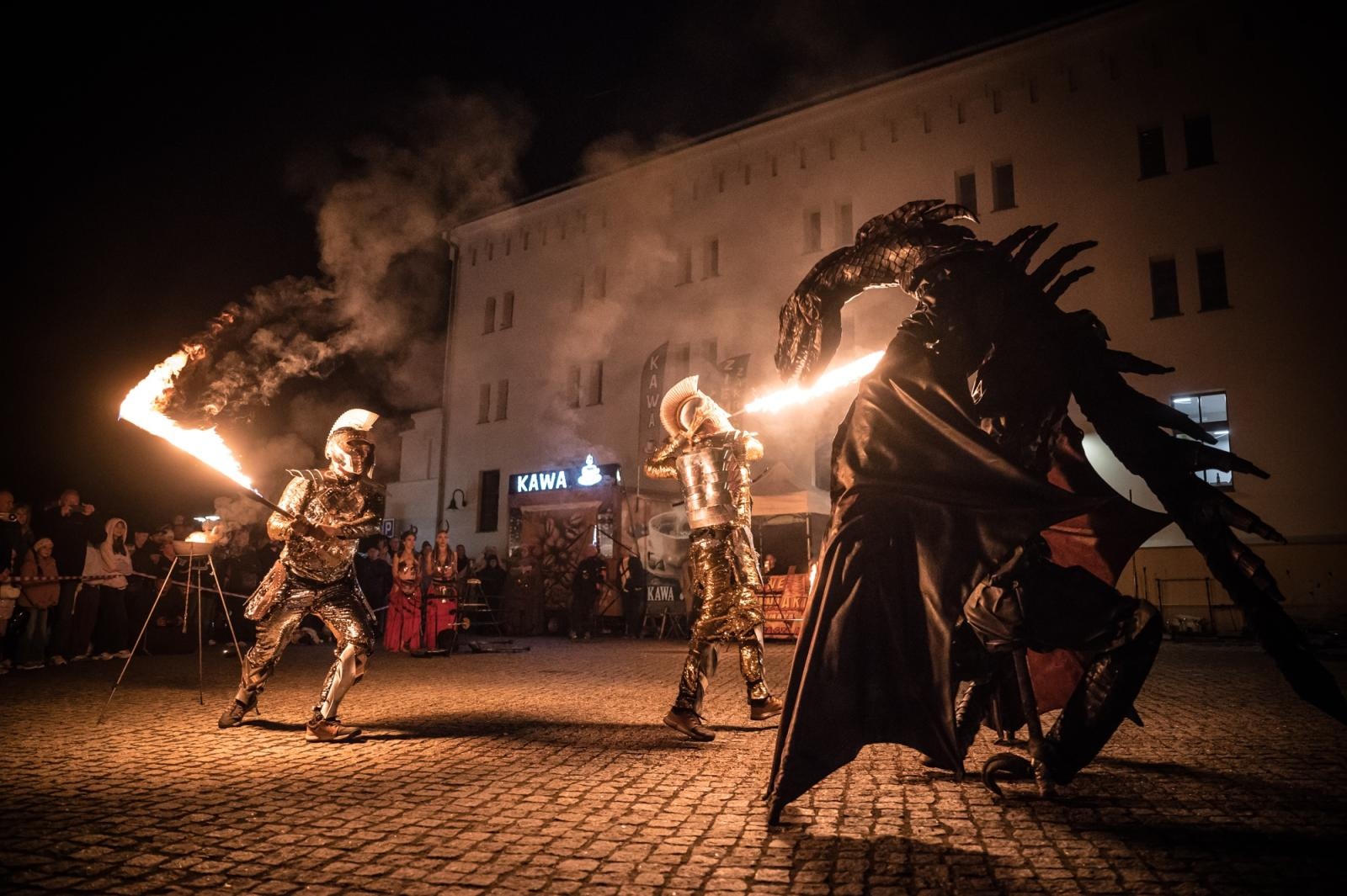 Zdjęcie w galerii na portalu naszraciborz.pl: Smok, ogień i magia na raciborskim zamku. Widowiskowe pokazy podczas festiwalu historycznego [FOTO i WIDEO] wiadomości z regionu