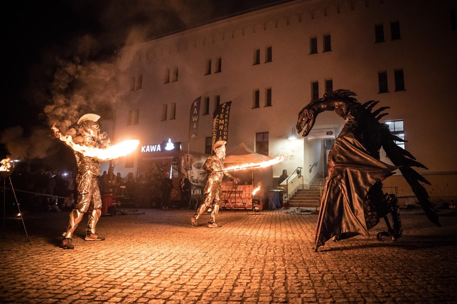Zdjęcie w galerii na portalu naszraciborz.pl: Smok, ogień i magia na raciborskim zamku. Widowiskowe pokazy podczas festiwalu historycznego [FOTO i WIDEO] wiadomości z regionu