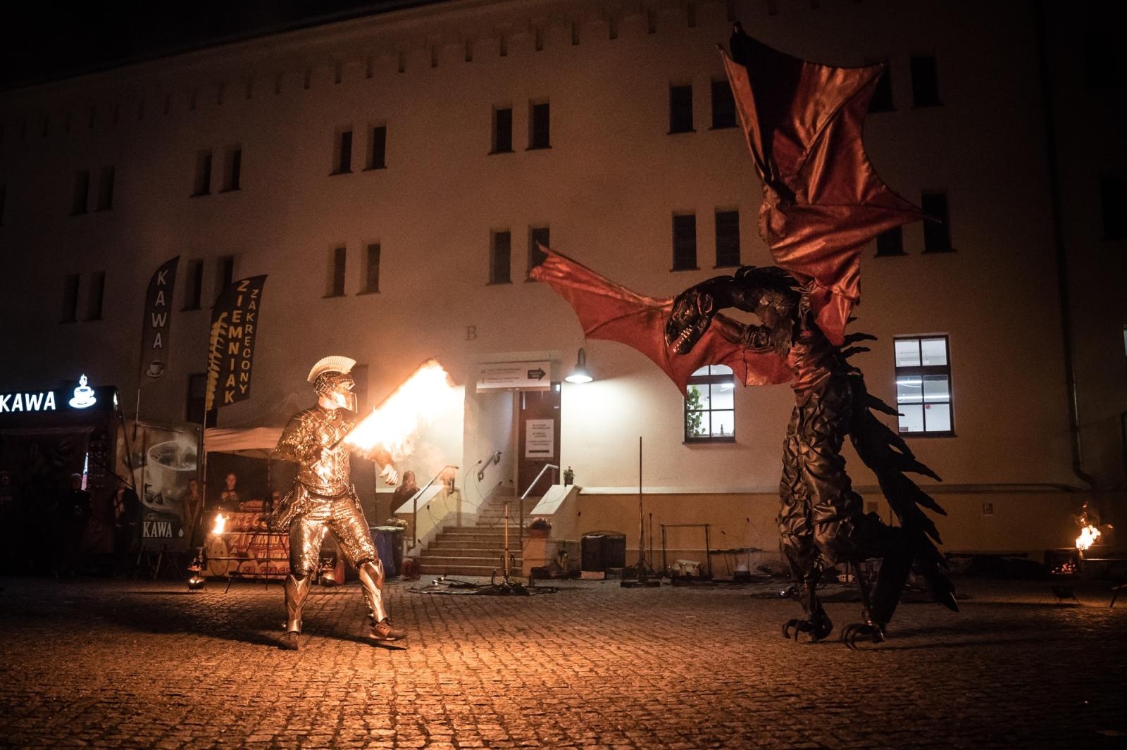 Zdjęcie w galerii na portalu naszraciborz.pl: Smok, ogień i magia na raciborskim zamku. Widowiskowe pokazy podczas festiwalu historycznego [FOTO i WIDEO] wiadomości z regionu