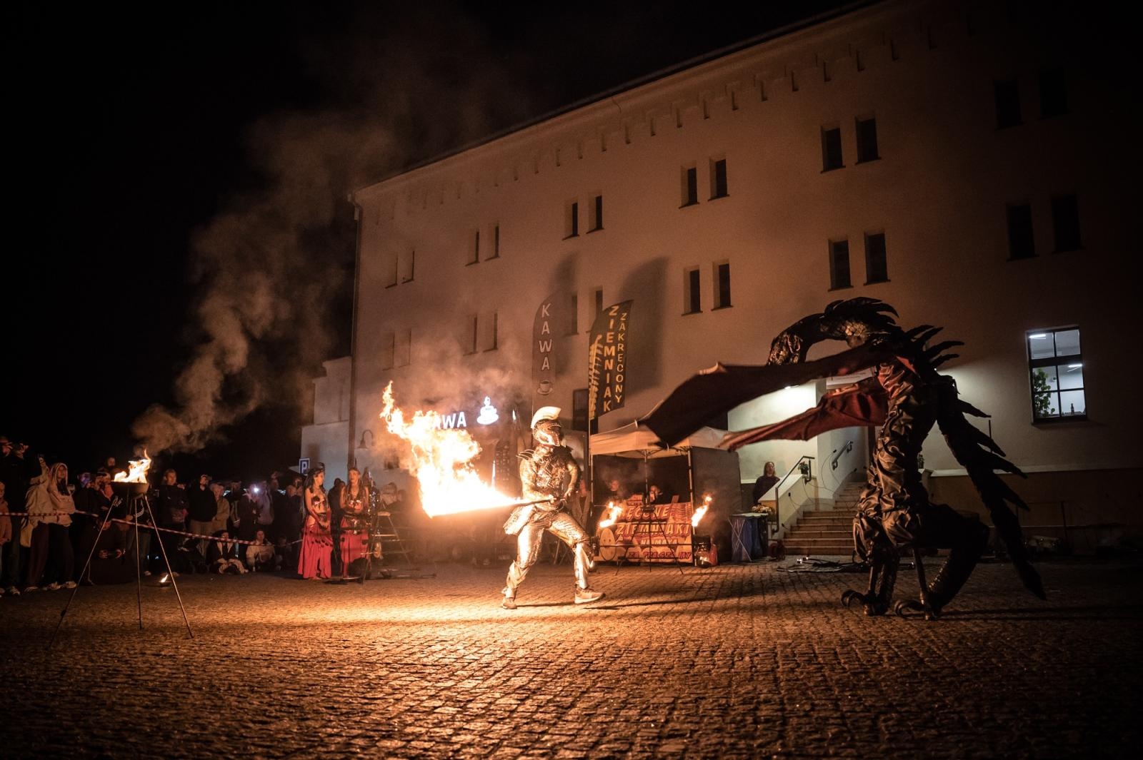 Zdjęcie w galerii na portalu naszraciborz.pl: Smok, ogień i magia na raciborskim zamku. Widowiskowe pokazy podczas festiwalu historycznego [FOTO i WIDEO] wiadomości z regionu