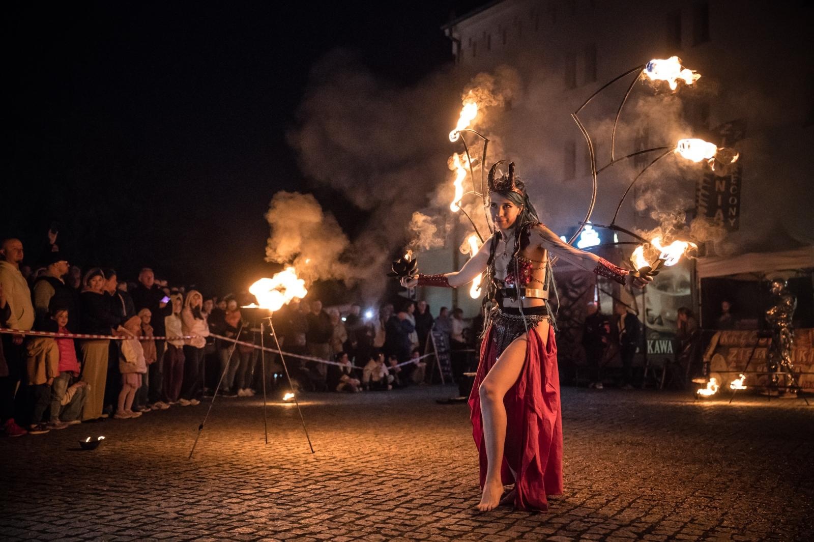 Zdjęcie w galerii na portalu naszraciborz.pl: Smok, ogień i magia na raciborskim zamku. Widowiskowe pokazy podczas festiwalu historycznego [FOTO i WIDEO] wiadomości z regionu