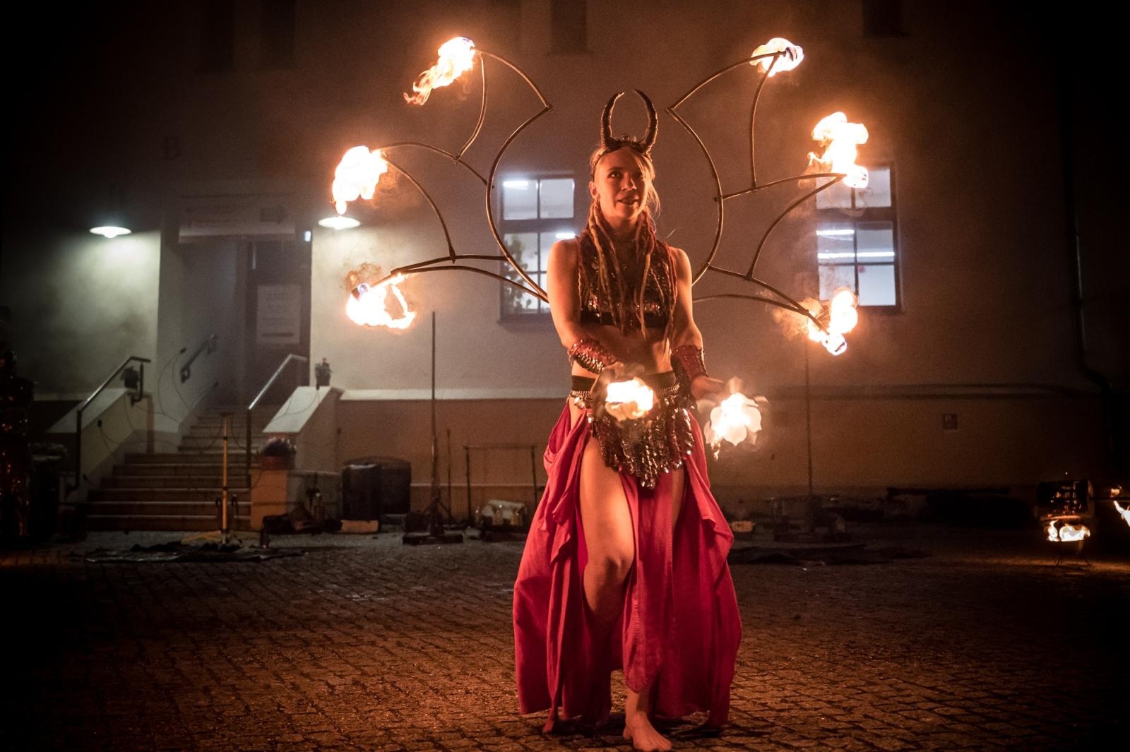 Zdjęcie w galerii na portalu naszraciborz.pl: Smok, ogień i magia na raciborskim zamku. Widowiskowe pokazy podczas festiwalu historycznego [FOTO i WIDEO] wiadomości z regionu