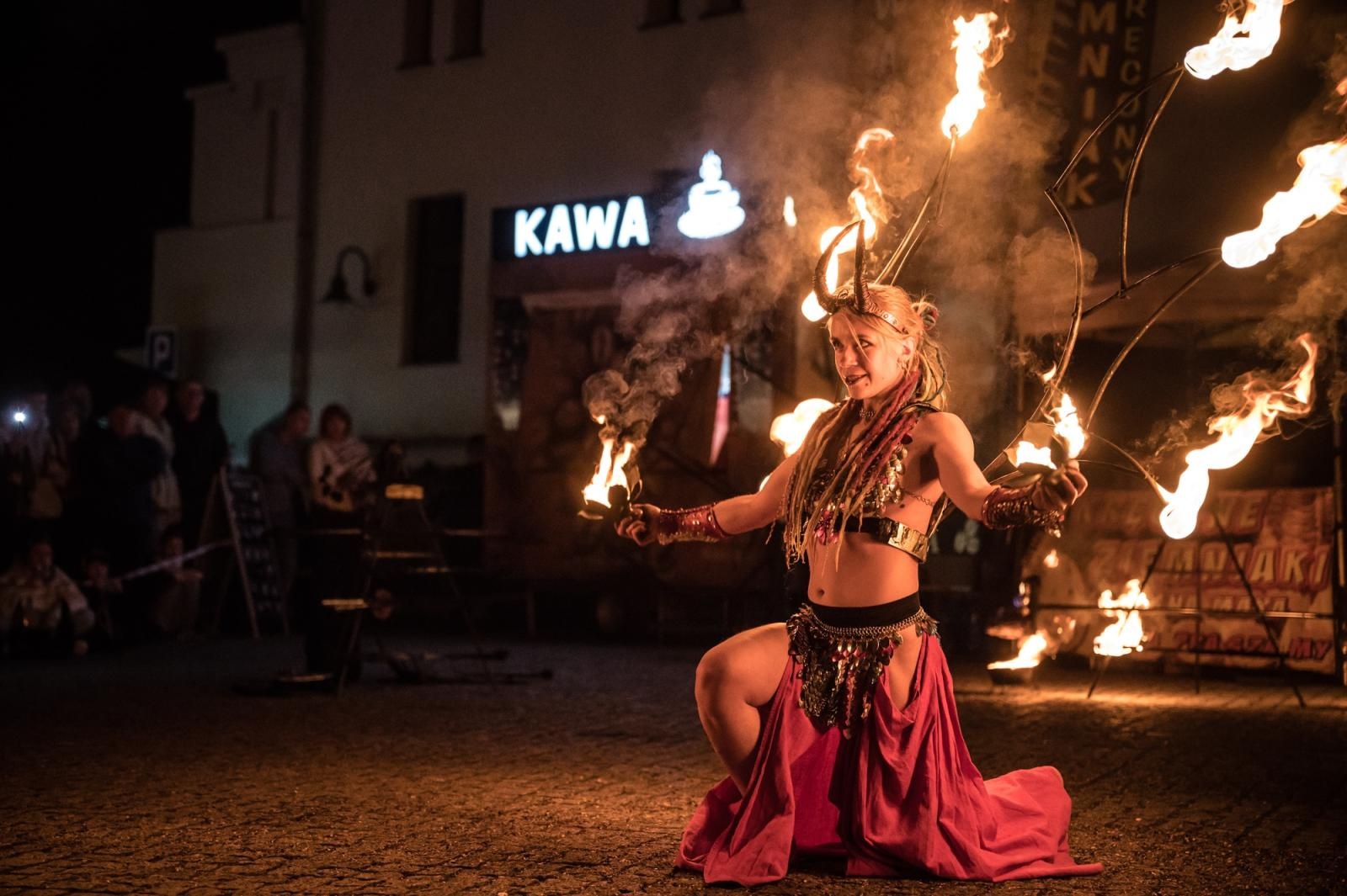 Zdjęcie w galerii na portalu naszraciborz.pl: Smok, ogień i magia na raciborskim zamku. Widowiskowe pokazy podczas festiwalu historycznego [FOTO i WIDEO] wiadomości z regionu