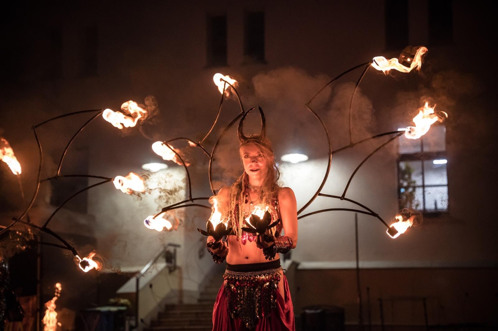 Zdjęcie w galerii na portalu naszraciborz.pl: Smok, ogień i magia na raciborskim zamku. Widowiskowe pokazy podczas festiwalu historycznego [FOTO i WIDEO] wiadomości z regionu