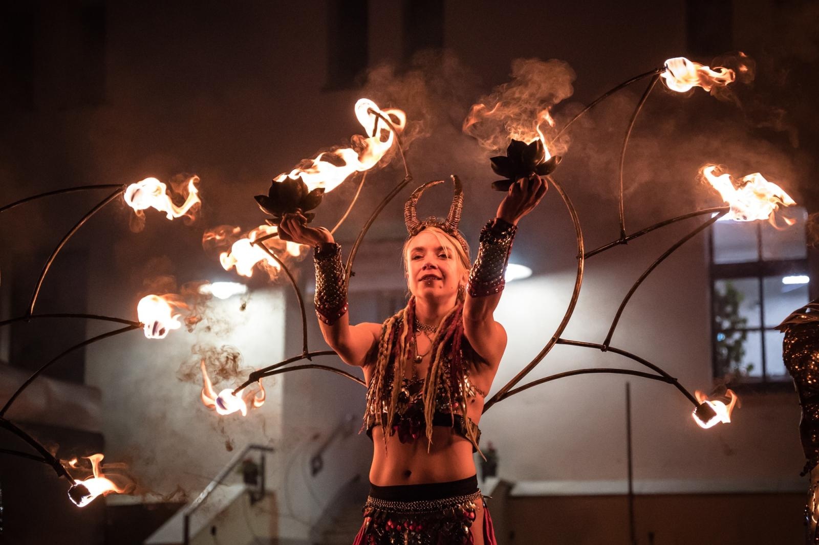 Zdjęcie w galerii na portalu naszraciborz.pl: Smok, ogień i magia na raciborskim zamku. Widowiskowe pokazy podczas festiwalu historycznego [FOTO i WIDEO] wiadomości z regionu