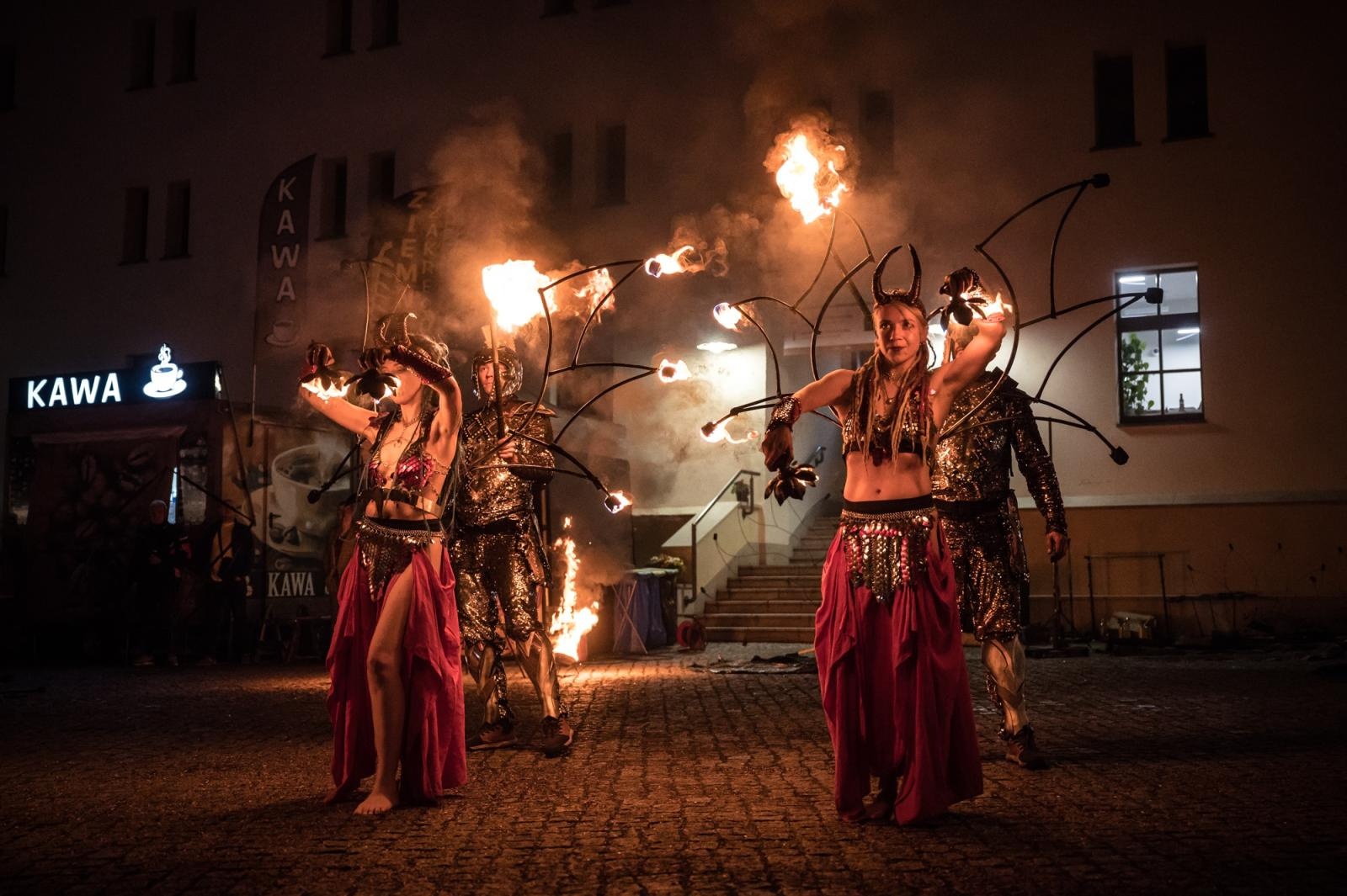 Zdjęcie w galerii na portalu naszraciborz.pl: Smok, ogień i magia na raciborskim zamku. Widowiskowe pokazy podczas festiwalu historycznego [FOTO i WIDEO] wiadomości z regionu