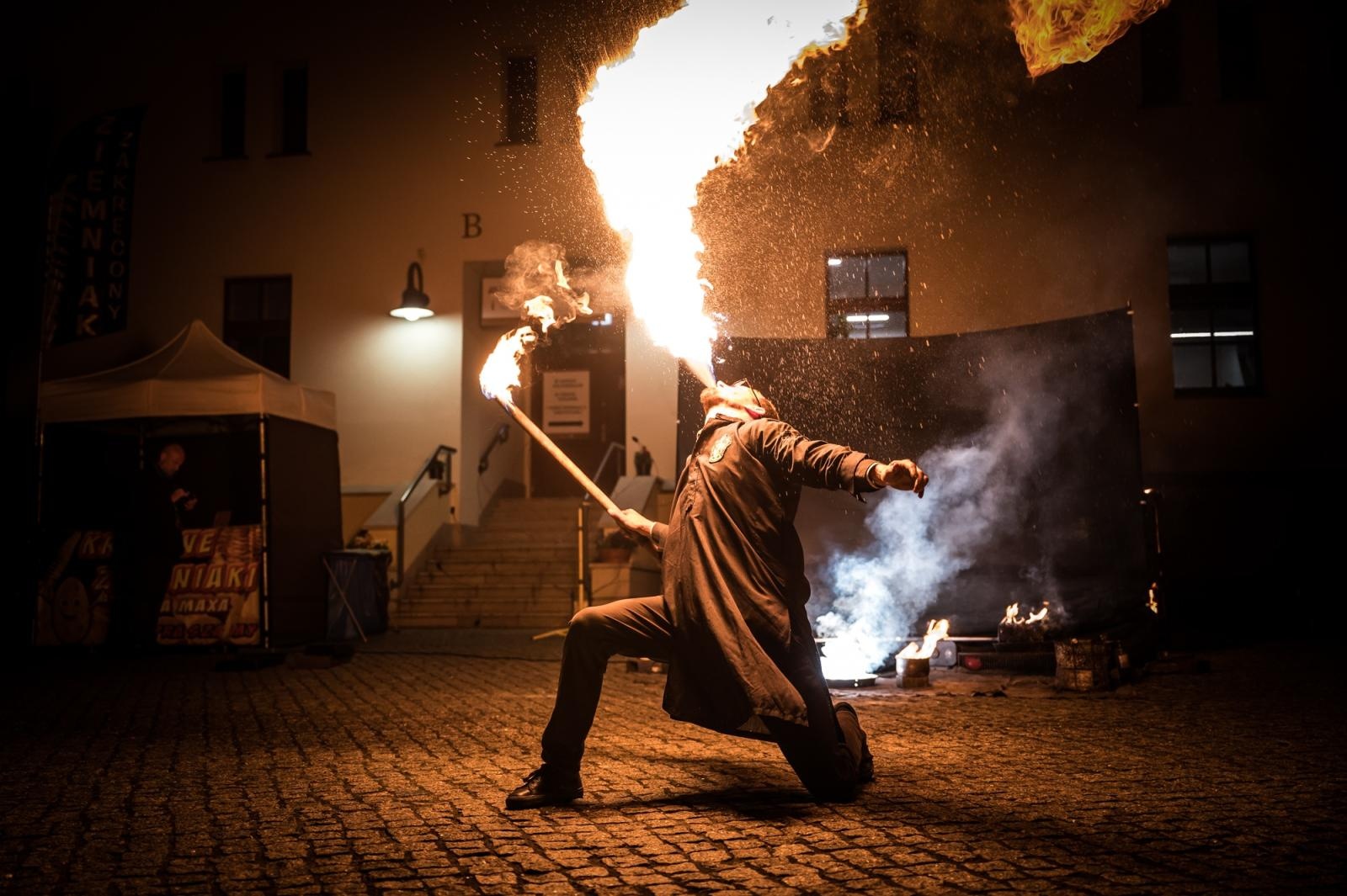 Zdjęcie w galerii na portalu naszraciborz.pl: Smok, ogień i magia na raciborskim zamku. Widowiskowe pokazy podczas festiwalu historycznego [FOTO i WIDEO] wiadomości z regionu