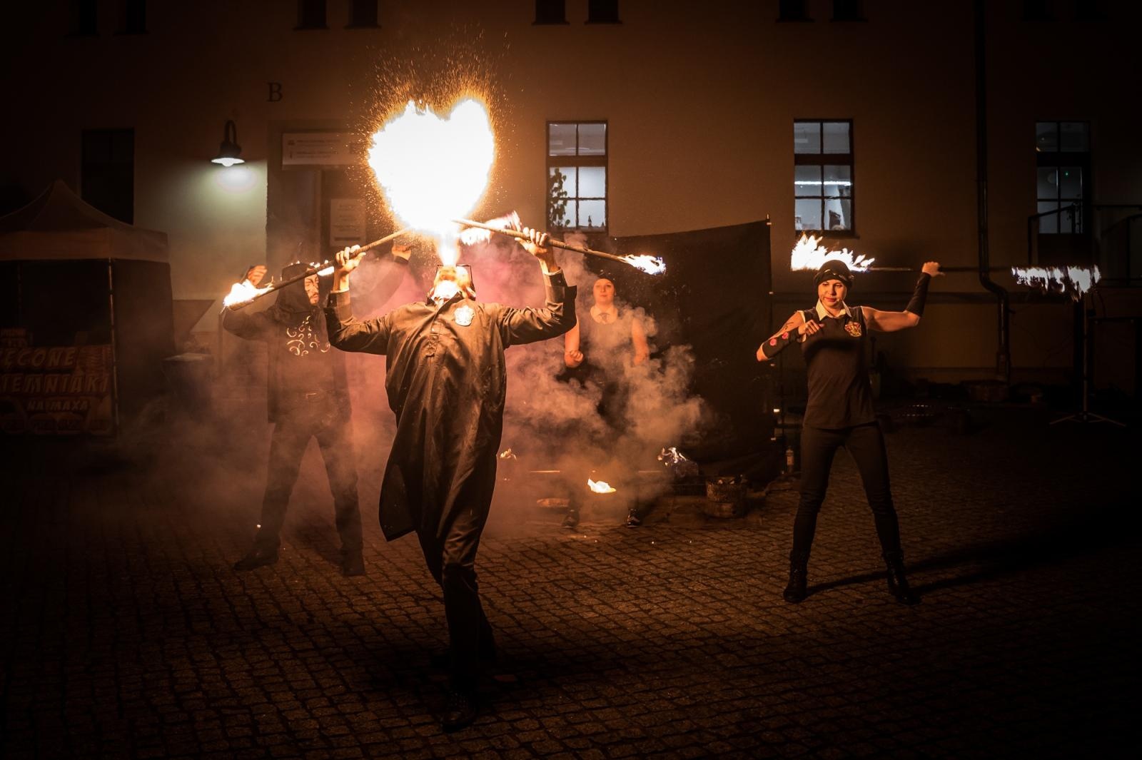 Zdjęcie w galerii na portalu naszraciborz.pl: Smok, ogień i magia na raciborskim zamku. Widowiskowe pokazy podczas festiwalu historycznego [FOTO i WIDEO] wiadomości z regionu