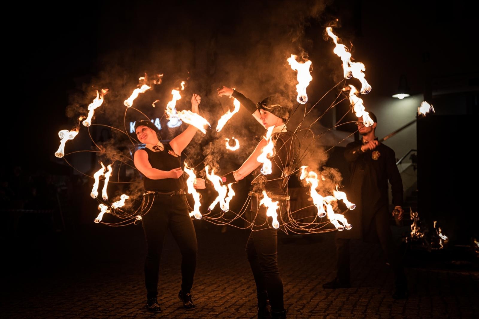 Zdjęcie w galerii na portalu naszraciborz.pl: Smok, ogień i magia na raciborskim zamku. Widowiskowe pokazy podczas festiwalu historycznego [FOTO i WIDEO] wiadomości z regionu