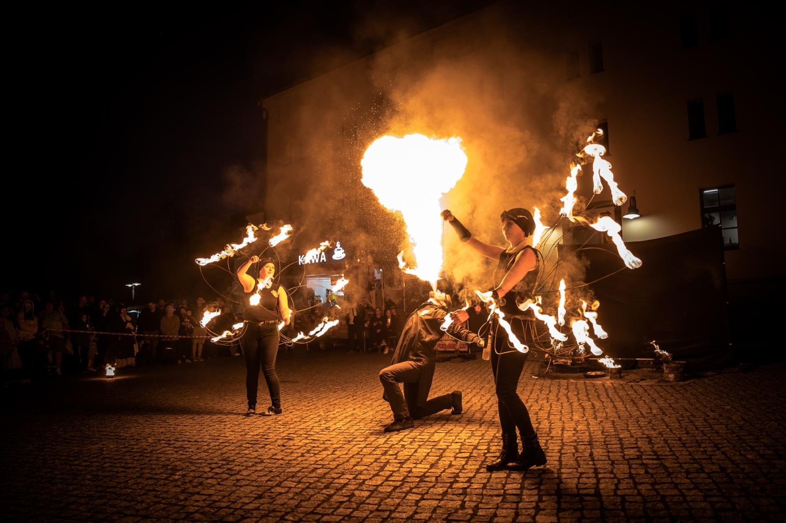 Zdjęcie w galerii na portalu naszraciborz.pl: Smok, ogień i magia na raciborskim zamku. Widowiskowe pokazy podczas festiwalu historycznego [FOTO i WIDEO] wiadomości z regionu
