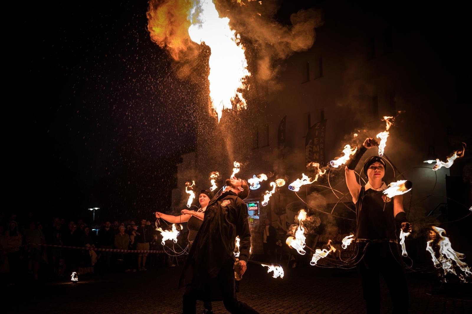 Zdjęcie w galerii na portalu naszraciborz.pl: Smok, ogień i magia na raciborskim zamku. Widowiskowe pokazy podczas festiwalu historycznego [FOTO i WIDEO] wiadomości z regionu