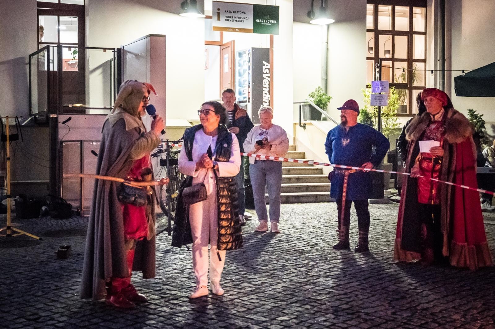 Zdjęcie w galerii na portalu naszraciborz.pl: Smok, ogień i magia na raciborskim zamku. Widowiskowe pokazy podczas festiwalu historycznego [FOTO i WIDEO] wiadomości z regionu