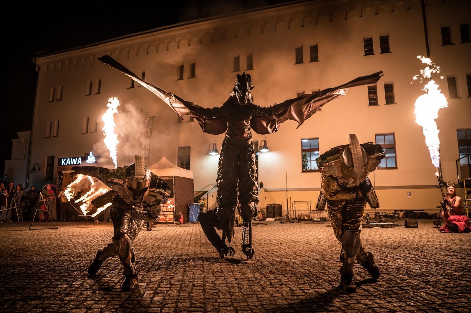 Zdjęcie w galerii na portalu naszraciborz.pl: Smok, ogień i magia na raciborskim zamku. Widowiskowe pokazy podczas festiwalu historycznego [FOTO i WIDEO] wiadomości z regionu