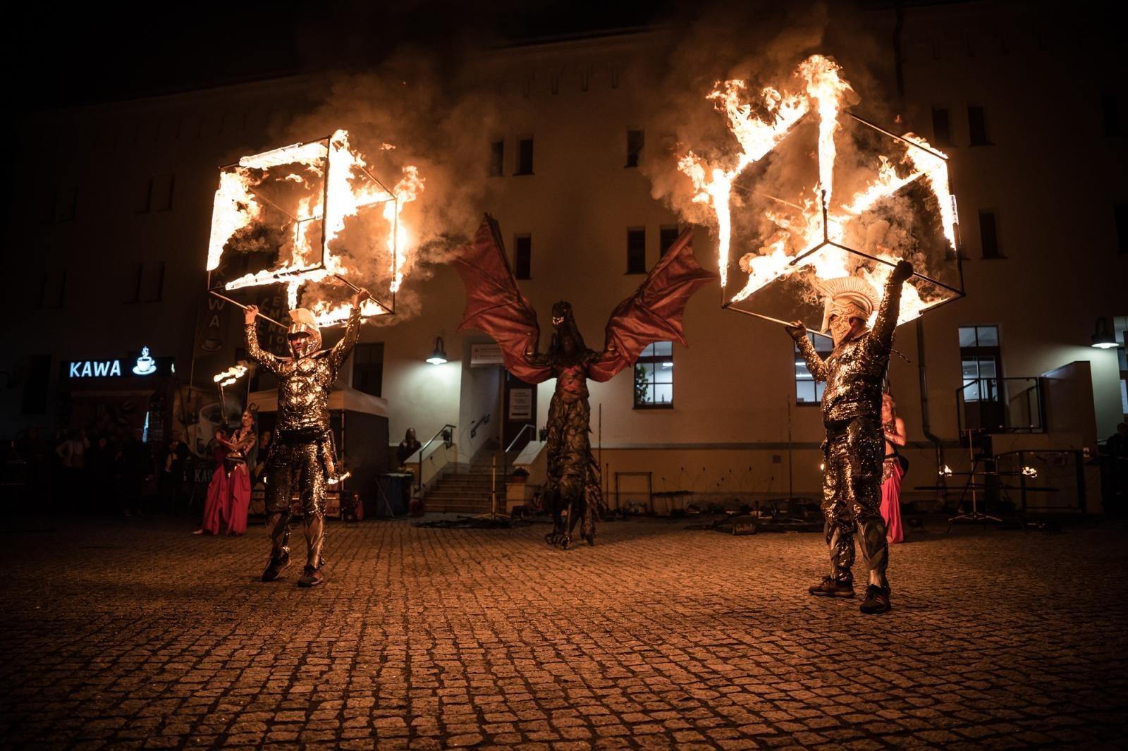 Zdjęcie w galerii na portalu naszraciborz.pl: Smok, ogień i magia na raciborskim zamku. Widowiskowe pokazy podczas festiwalu historycznego [FOTO i WIDEO] wiadomości z regionu