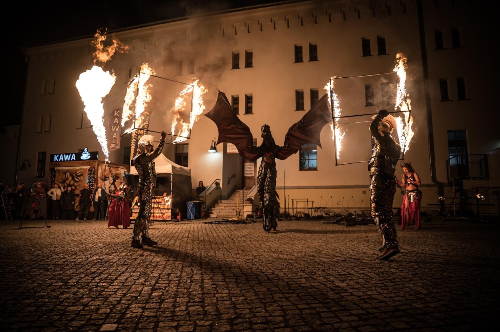 Zdjęcie w galerii na portalu naszraciborz.pl: Smok, ogień i magia na raciborskim zamku. Widowiskowe pokazy podczas festiwalu historycznego [FOTO i WIDEO] wiadomości z regionu
