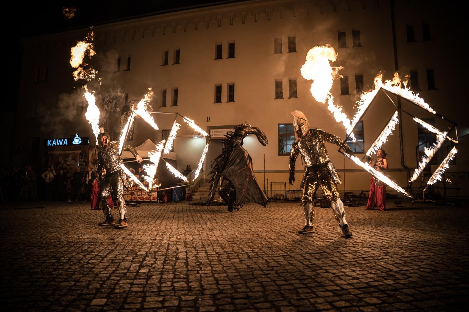 Zdjęcie w galerii na portalu naszraciborz.pl: Smok, ogień i magia na raciborskim zamku. Widowiskowe pokazy podczas festiwalu historycznego [FOTO i WIDEO] wiadomości z regionu