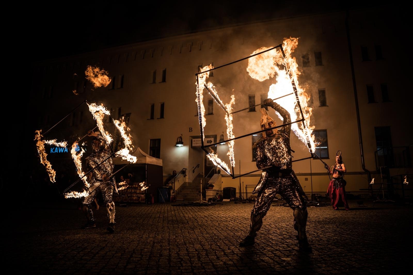 Zdjęcie w galerii na portalu naszraciborz.pl: Smok, ogień i magia na raciborskim zamku. Widowiskowe pokazy podczas festiwalu historycznego [FOTO i WIDEO] wiadomości z regionu