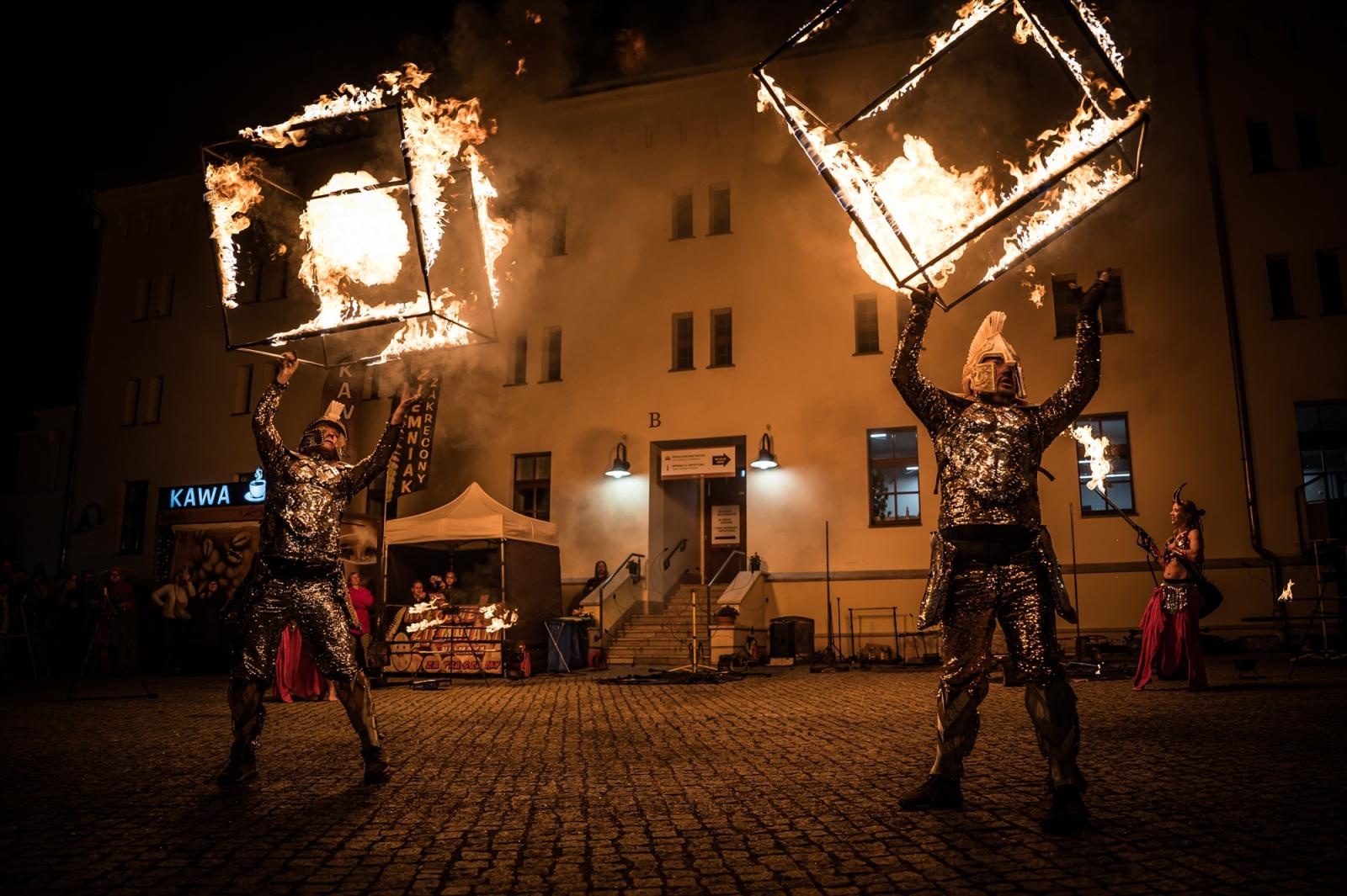 Zdjęcie w galerii na portalu naszraciborz.pl: Smok, ogień i magia na raciborskim zamku. Widowiskowe pokazy podczas festiwalu historycznego [FOTO i WIDEO] wiadomości z regionu