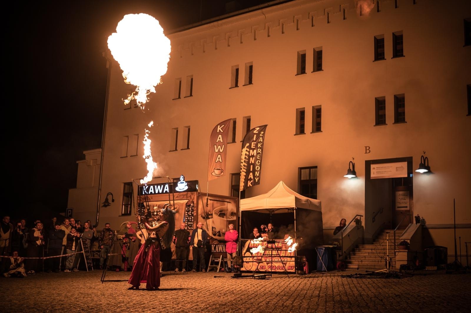 Zdjęcie w galerii na portalu naszraciborz.pl: Smok, ogień i magia na raciborskim zamku. Widowiskowe pokazy podczas festiwalu historycznego [FOTO i WIDEO] wiadomości z regionu