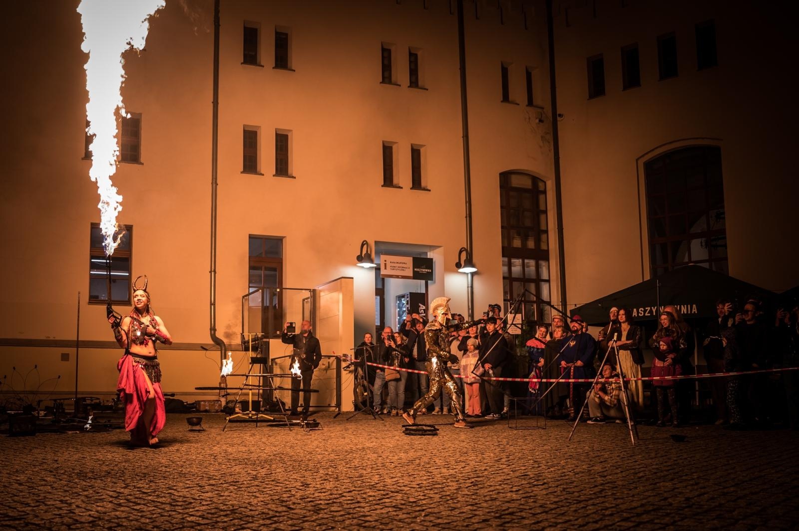 Zdjęcie w galerii na portalu naszraciborz.pl: Smok, ogień i magia na raciborskim zamku. Widowiskowe pokazy podczas festiwalu historycznego [FOTO i WIDEO] wiadomości z regionu