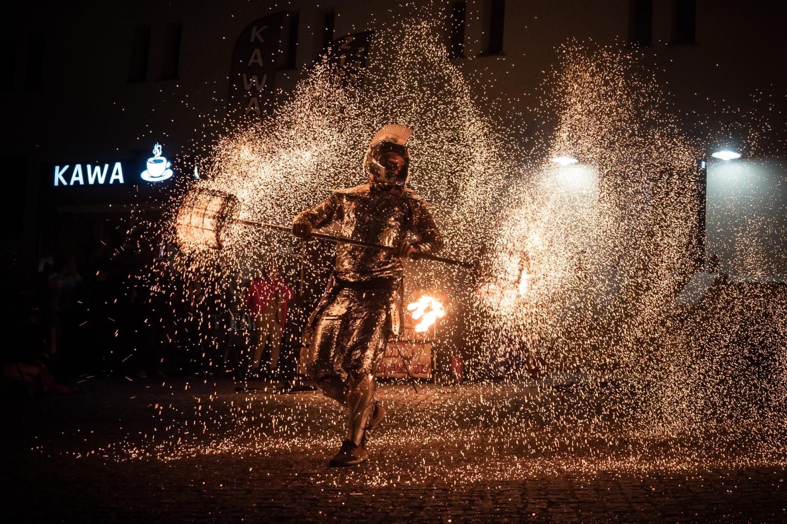 Zdjęcie w galerii na portalu naszraciborz.pl: Smok, ogień i magia na raciborskim zamku. Widowiskowe pokazy podczas festiwalu historycznego [FOTO i WIDEO] wiadomości z regionu