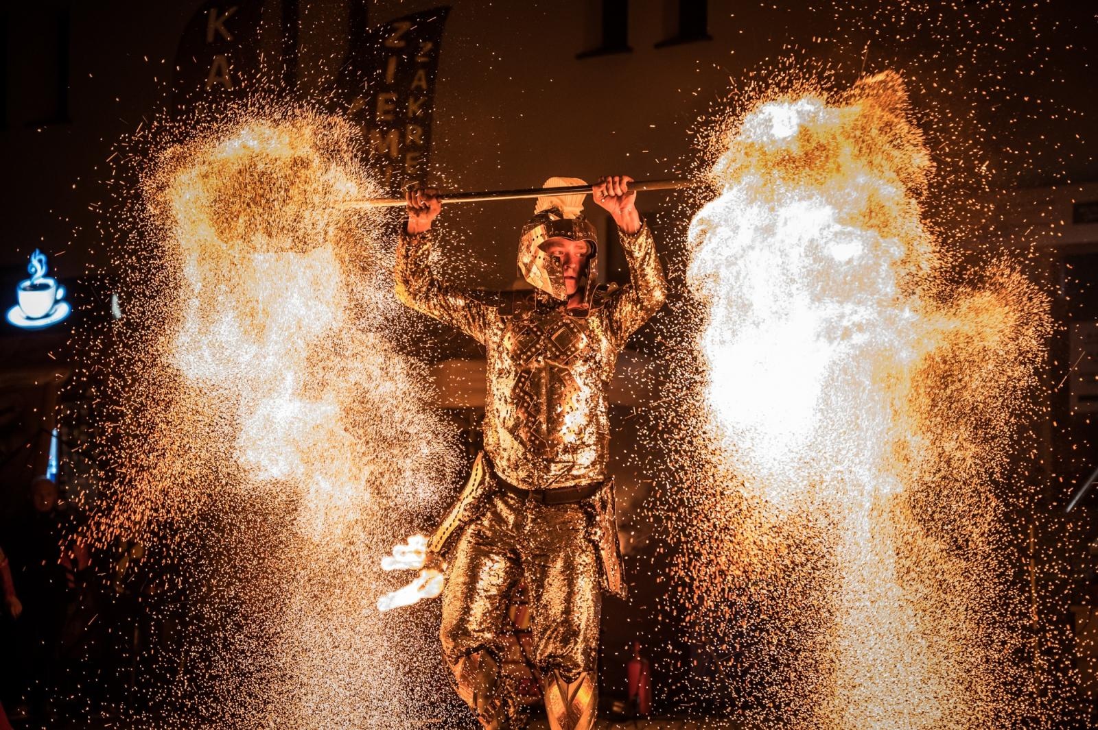 Zdjęcie w galerii na portalu naszraciborz.pl: Smok, ogień i magia na raciborskim zamku. Widowiskowe pokazy podczas festiwalu historycznego [FOTO i WIDEO] wiadomości z regionu