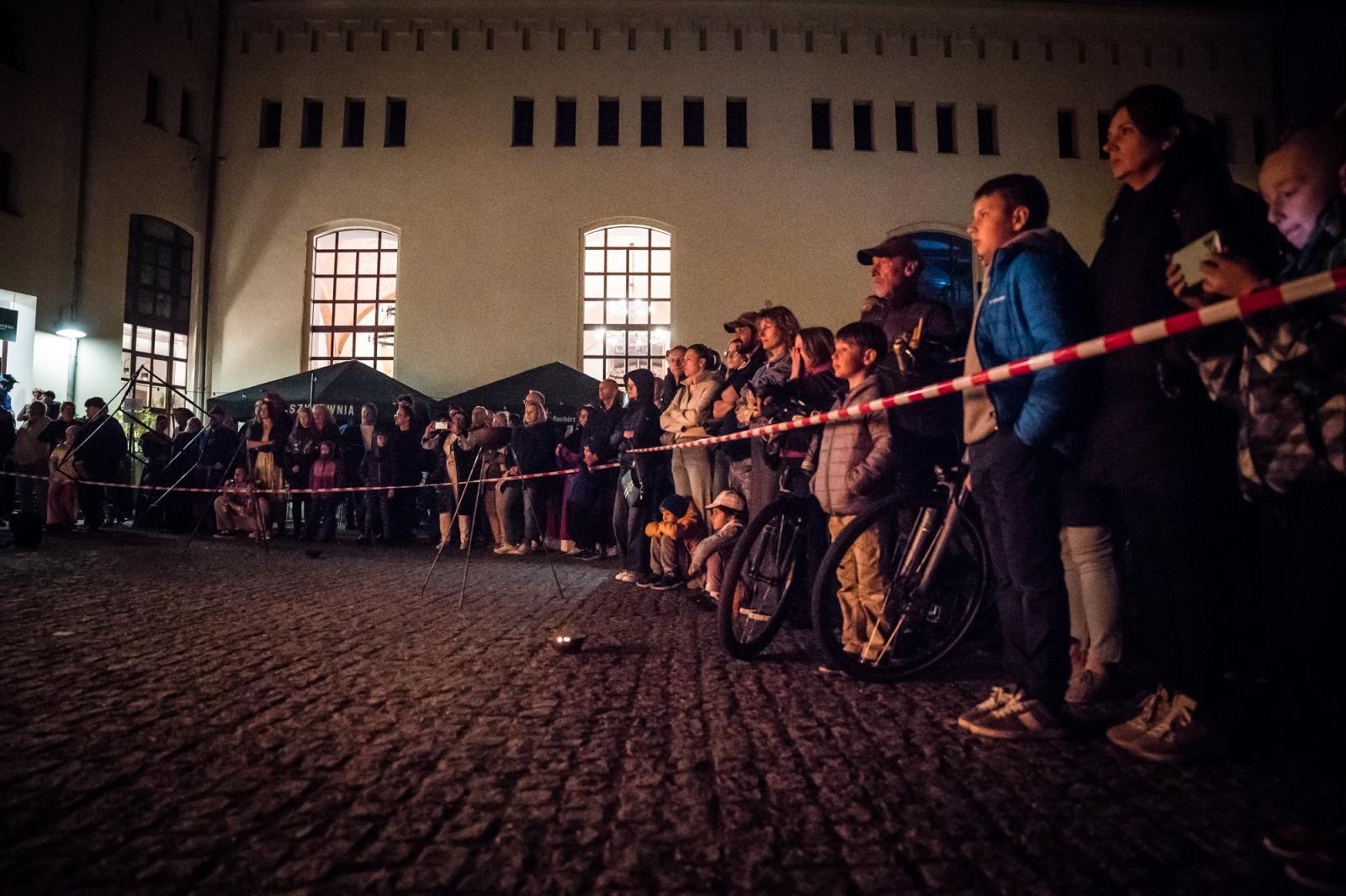 Zdjęcie w galerii na portalu naszraciborz.pl: Smok, ogień i magia na raciborskim zamku. Widowiskowe pokazy podczas festiwalu historycznego [FOTO i WIDEO] wiadomości z regionu