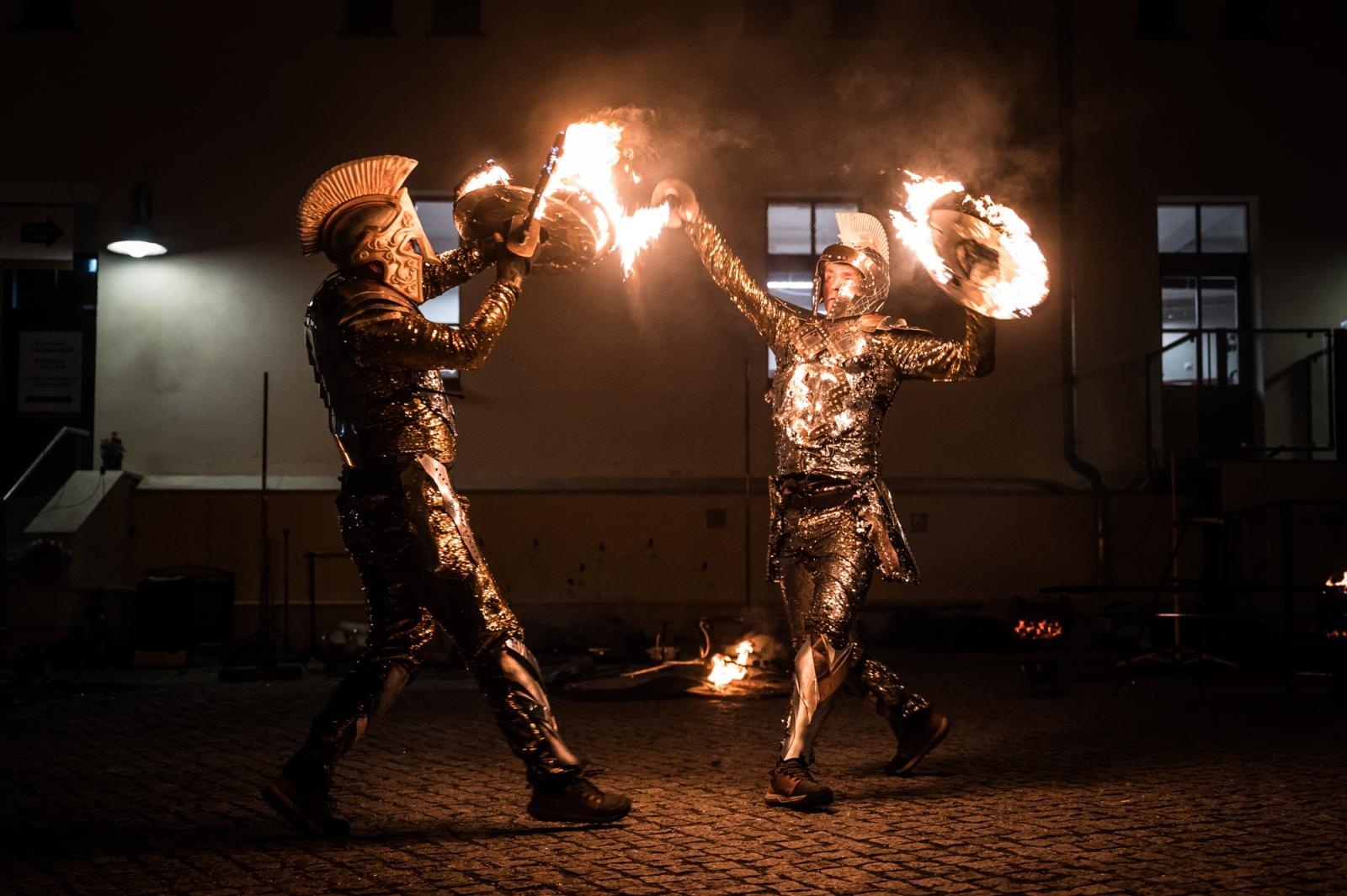 Zdjęcie w galerii na portalu naszraciborz.pl: Smok, ogień i magia na raciborskim zamku. Widowiskowe pokazy podczas festiwalu historycznego [FOTO i WIDEO] wiadomości z regionu