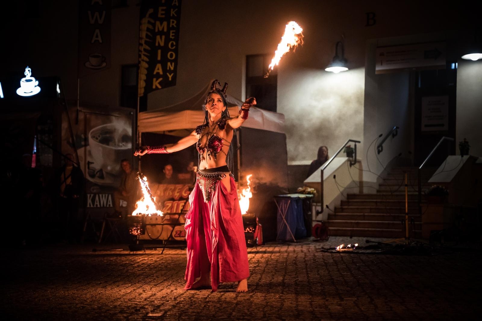 Zdjęcie w galerii na portalu naszraciborz.pl: Smok, ogień i magia na raciborskim zamku. Widowiskowe pokazy podczas festiwalu historycznego [FOTO i WIDEO] wiadomości z regionu