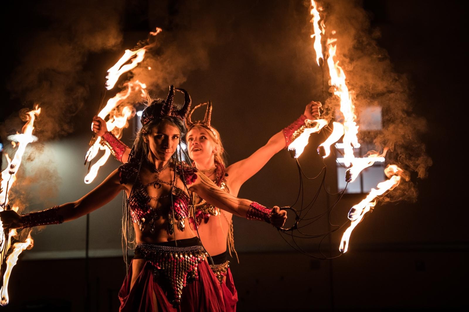 Zdjęcie w galerii na portalu naszraciborz.pl: Smok, ogień i magia na raciborskim zamku. Widowiskowe pokazy podczas festiwalu historycznego [FOTO i WIDEO] wiadomości z regionu