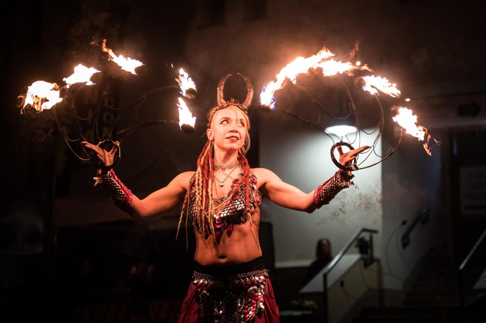 Zdjęcie w galerii na portalu naszraciborz.pl: Smok, ogień i magia na raciborskim zamku. Widowiskowe pokazy podczas festiwalu historycznego [FOTO i WIDEO] wiadomości z regionu