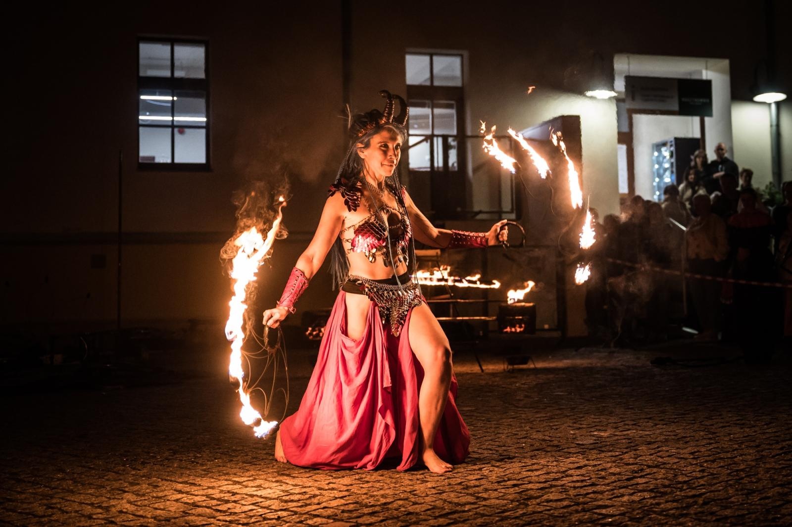 Zdjęcie w galerii na portalu naszraciborz.pl: Smok, ogień i magia na raciborskim zamku. Widowiskowe pokazy podczas festiwalu historycznego [FOTO i WIDEO] wiadomości z regionu