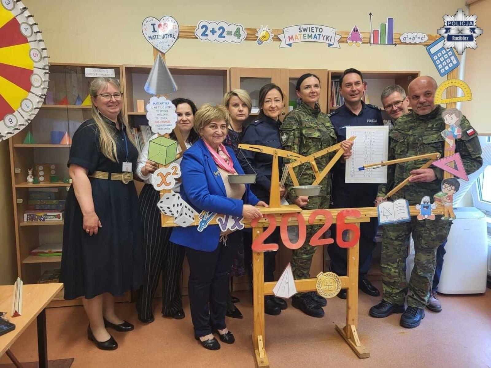 Zdjęcie w galerii na portalu naszraciborz.pl: Matematyka łączy pokolenia i środowiska. Policja wzięła udział w wyjątkowym wydarzeniu wiadomości z regionu