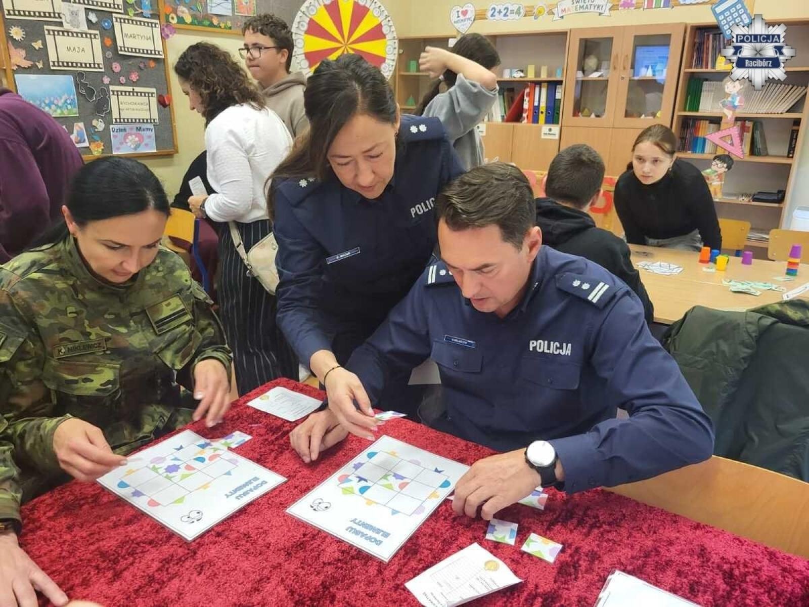 Zdjęcie w galerii na portalu naszraciborz.pl: Matematyka łączy pokolenia i środowiska. Policja wzięła udział w wyjątkowym wydarzeniu wiadomości z regionu