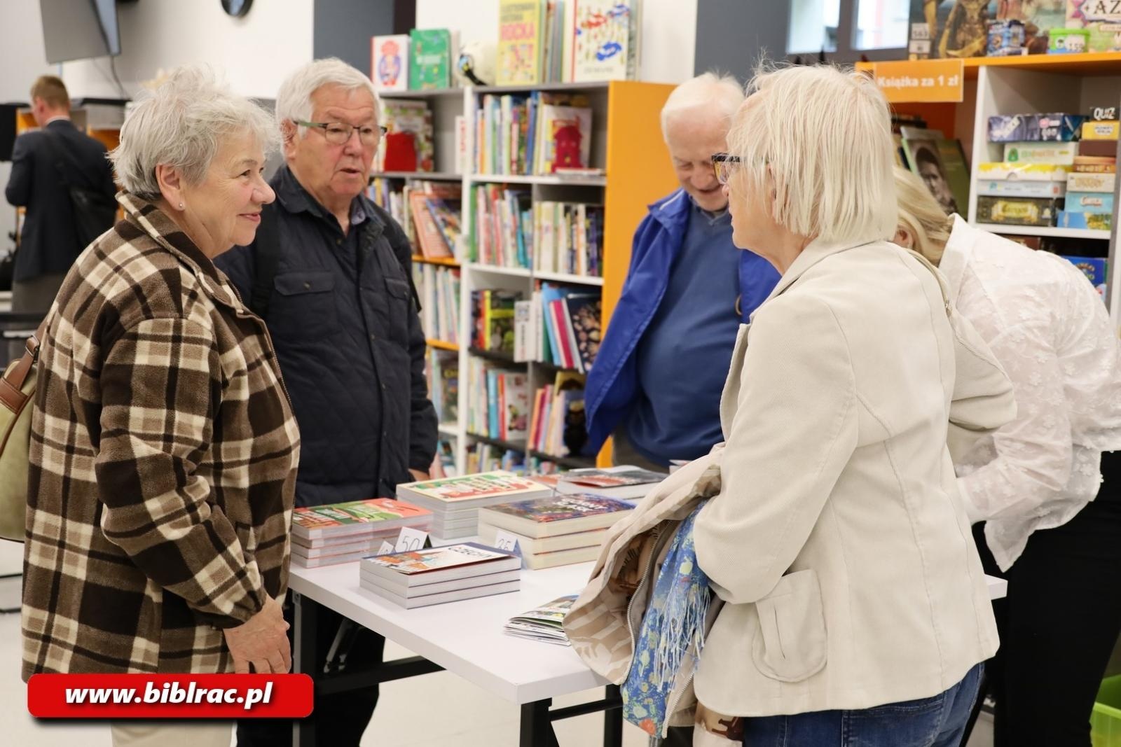 Zdjęcie w galerii na portalu naszraciborz.pl: Śląsk niezatarty. Beata i Paweł Pomykalscy w bibliotece wiadomości z regionu