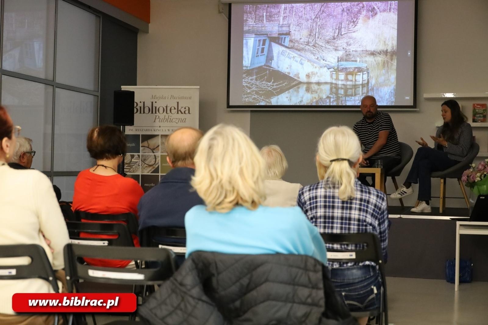 Zdjęcie w galerii na portalu naszraciborz.pl: Śląsk niezatarty. Beata i Paweł Pomykalscy w bibliotece wiadomości z regionu