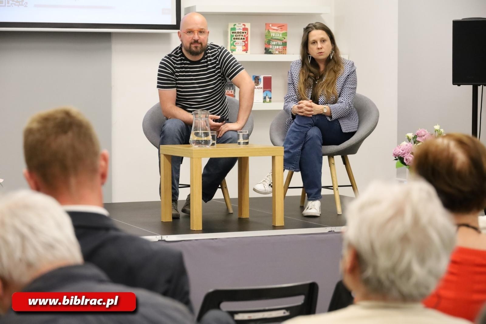 Zdjęcie w galerii na portalu naszraciborz.pl: Śląsk niezatarty. Beata i Paweł Pomykalscy w bibliotece wiadomości z regionu