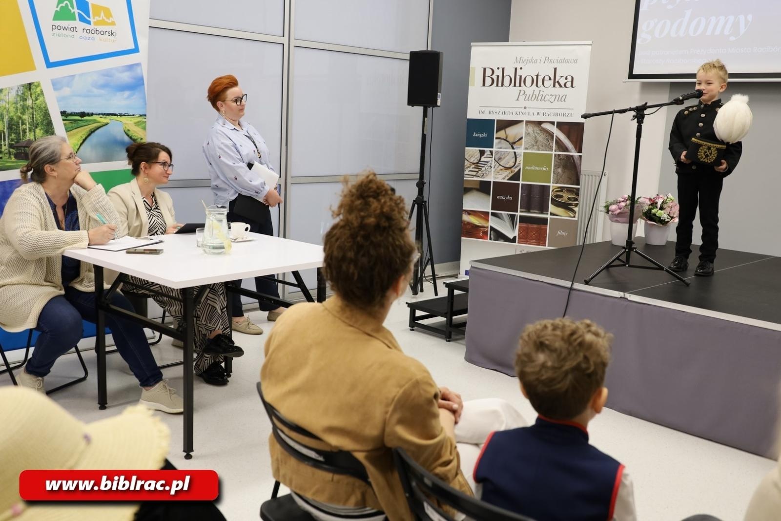 Zdjęcie w galerii na portalu naszraciborz.pl: Tukej piyknie godomy po raz XVI w raciborskiej bibliotece wiadomości z regionu