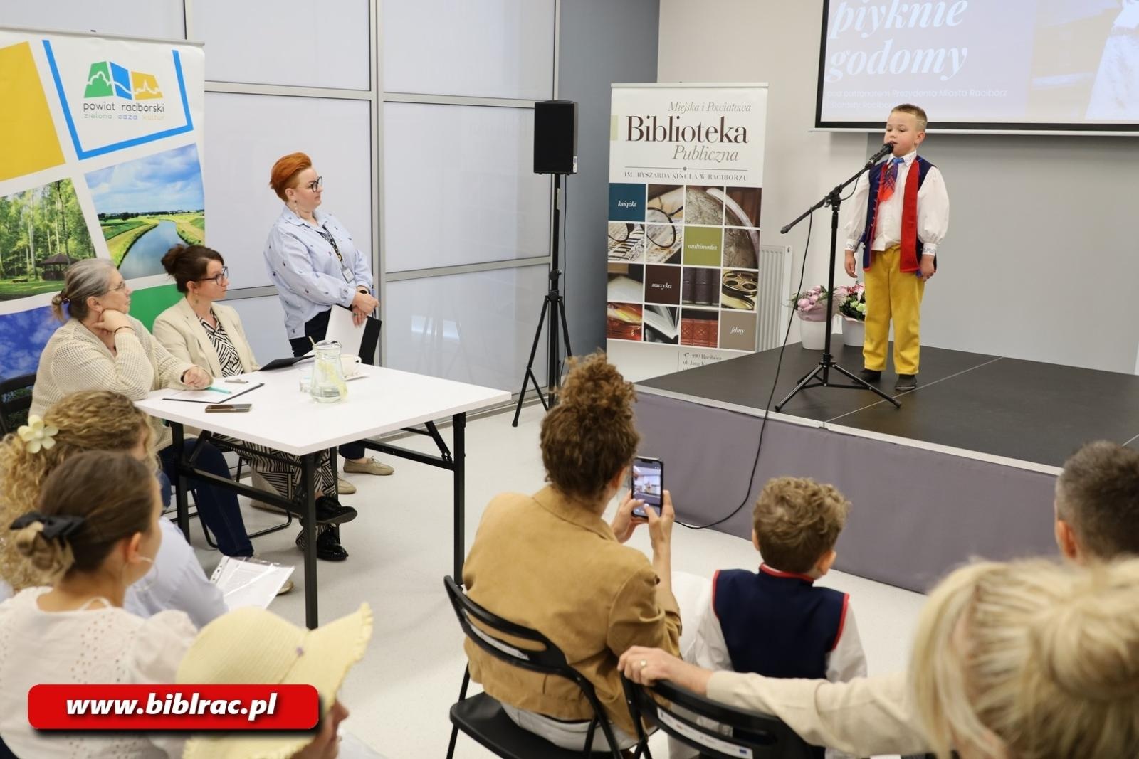 Zdjęcie w galerii na portalu naszraciborz.pl: Tukej piyknie godomy po raz XVI w raciborskiej bibliotece wiadomości z regionu