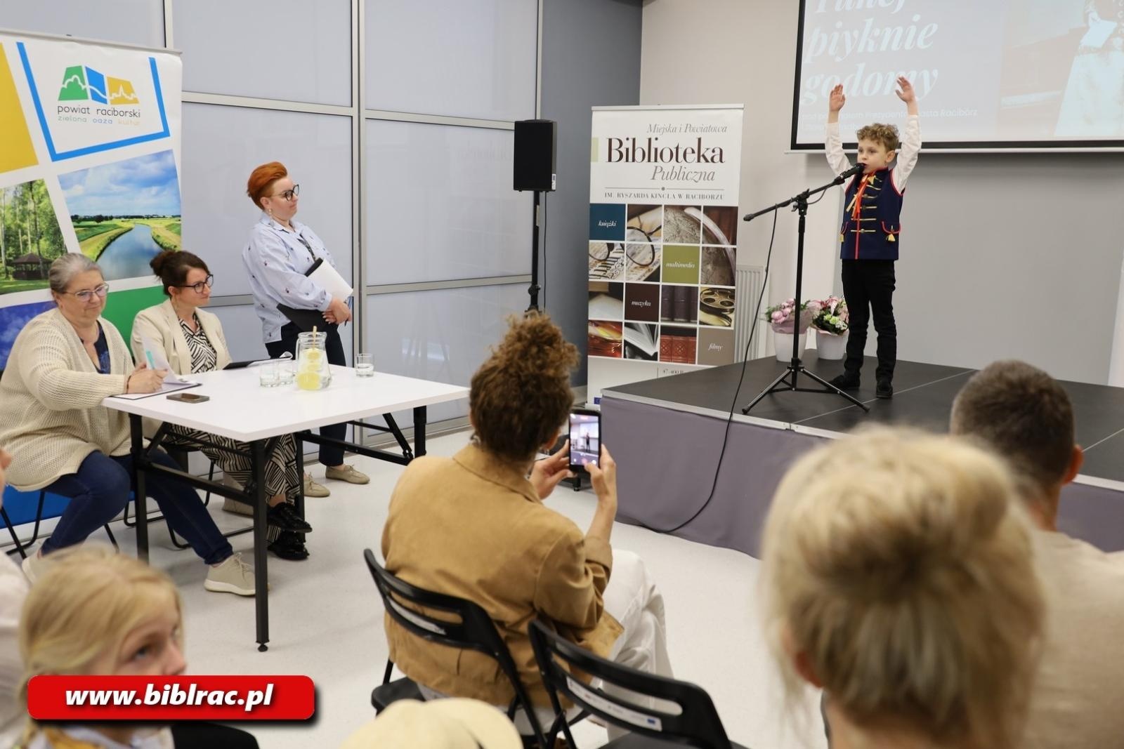 Zdjęcie w galerii na portalu naszraciborz.pl: Tukej piyknie godomy po raz XVI w raciborskiej bibliotece wiadomości z regionu