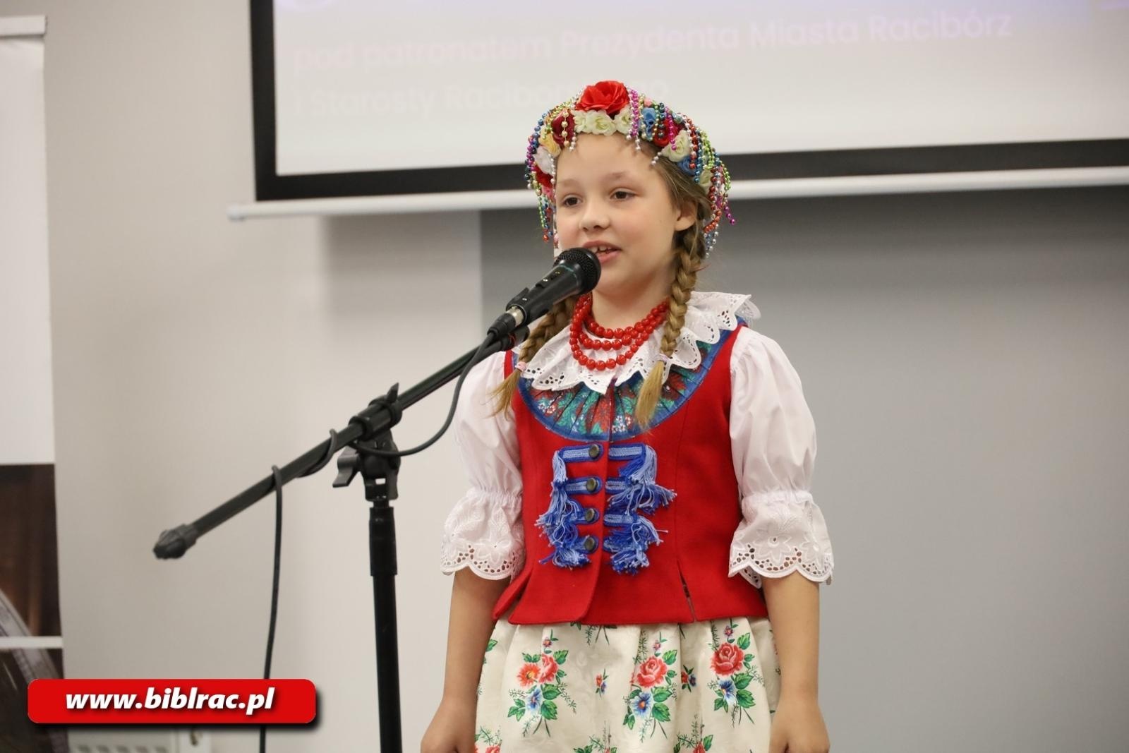 Zdjęcie w galerii na portalu naszraciborz.pl: Tukej piyknie godomy po raz XVI w raciborskiej bibliotece wiadomości z regionu