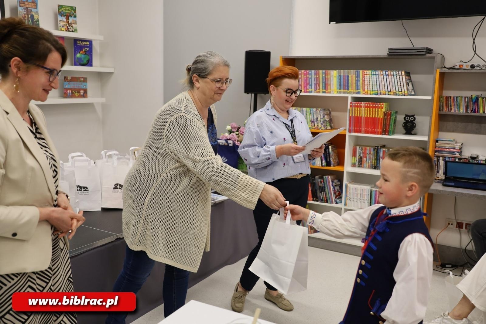 Zdjęcie w galerii na portalu naszraciborz.pl: Tukej piyknie godomy po raz XVI w raciborskiej bibliotece wiadomości z regionu