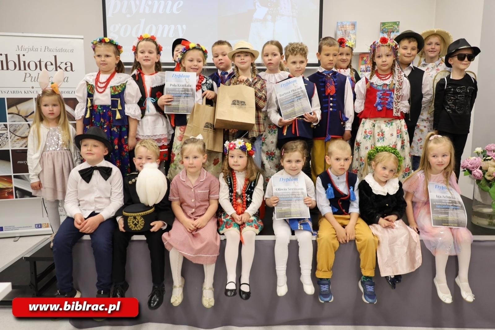 Zdjęcie w galerii na portalu naszraciborz.pl: Tukej piyknie godomy po raz XVI w raciborskiej bibliotece wiadomości z regionu