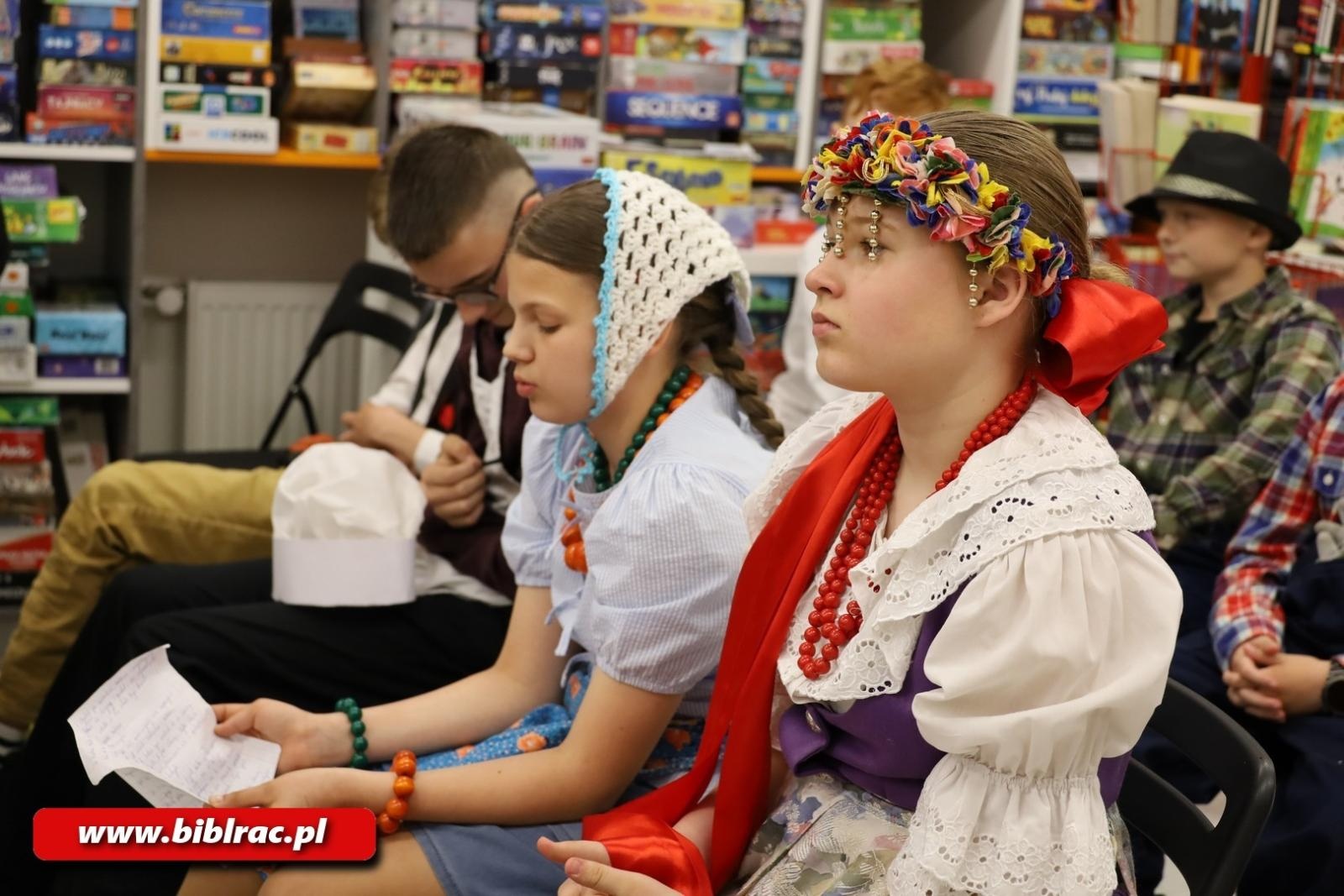 Zdjęcie w galerii na portalu naszraciborz.pl: Tukej piyknie godomy po raz XVI w raciborskiej bibliotece wiadomości z regionu