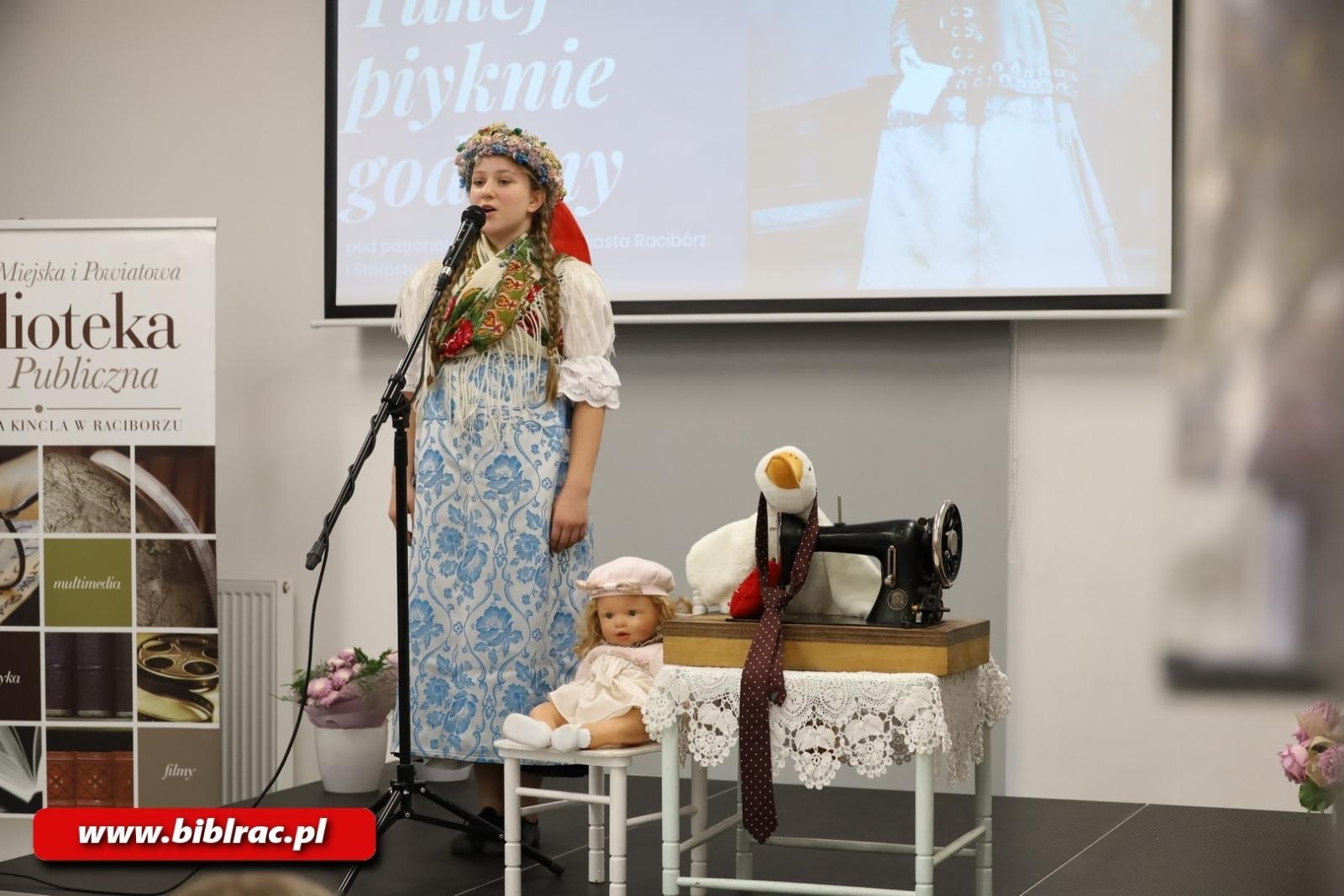 Zdjęcie w galerii na portalu naszraciborz.pl: Tukej piyknie godomy po raz XVI w raciborskiej bibliotece wiadomości z regionu